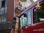Incendio in un appartamento di Arcisate, salvo per miracolo l'anziano rimasto bloccato in una delle stanze