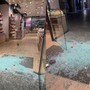 Ladri in azione nel centro di Torino: spaccata all'alba con pietre e calci contro la vetrina