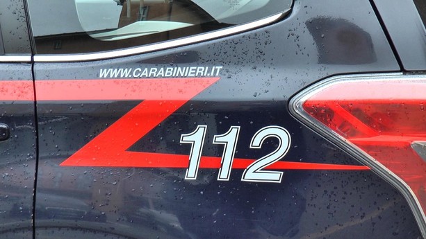 Cuneo: infastidisce i clienti di un locale, intervengono Carabinieri e 118