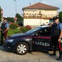 Giaveno, litigano per la verniciatura della scala condominiale: suocero e genero picchiano e aggrediscono con una pistola un vicino di casa