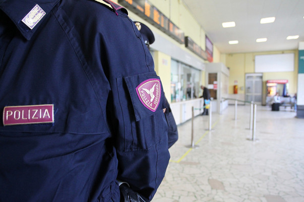 Quattordicenne arrestato in stazione a Varese. Era ricercato per rapina, furto e porto d'armi Quattordicenne arrestato in stazione a Varese. Era ricercato per rapina, furto e porto d'armi