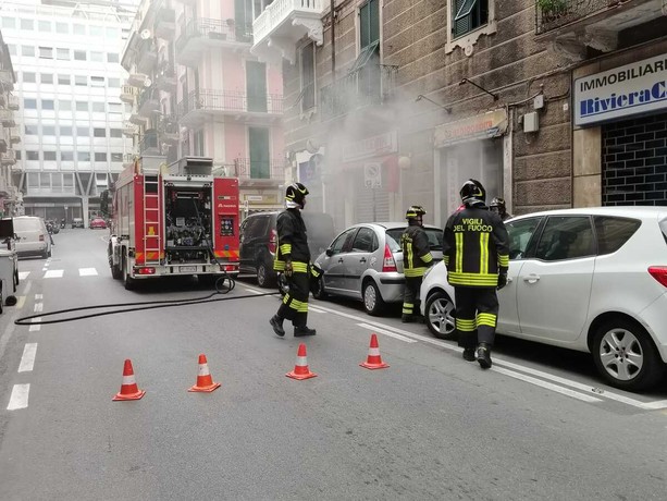 Paura in una lavanderia, un'asciugatrice prende fuoco, traffico temporaneamente bloccato (FOTO E VIDEO)