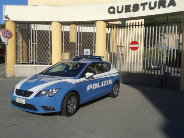 Ruba in negozio, scappa inseguito dalla titolare e si butta in mare per sfuggire alla Polizia: arrestato 42enne Ruba in negozio, scappa inseguito dalla titolare e si butta in mare per sfuggire alla Polizia: arrestato 42enne