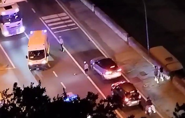 Scontro tra due moto e un’auto in via Ignazio Scotto: soccorsi sul posto