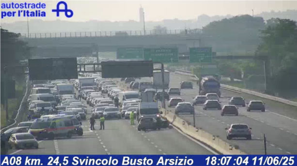 Carambola in Autolaghi, quattro persone soccorse in codice rosso e lunghe code verso Milano