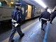 Botte con catena di ferro sul treno, arriva la polizia: uno dei due contendenti rischia il linciaggio Botte con catena di ferro sul treno, arriva la polizia: uno dei due contendenti rischia il linciaggio