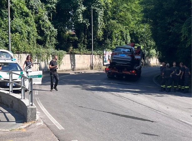 Carambola tra auto in viale Valganna, due feriti e traffico in tilt