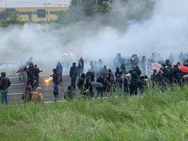 G7 del clima a Venaria, i manifestanti bloccano la tangenziale. circolazione in tilt