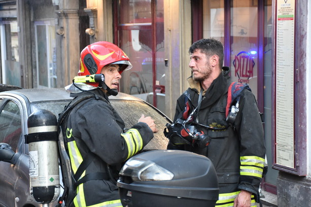 Incendio in via Zefiro Massa, otto famiglie presto a casa: il 97enne resta senza alloggio (Foto e Video)