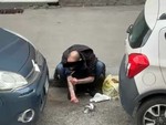 Si buca tra le auto in sosta in Barriera di Milano: il video choc girato da un residente