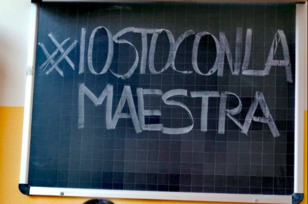 Licenziata per i video e le foto private diffuse su WhatsApp: parte la campagna '#Iostoconlamaestra' Licenziata per i video e le foto private diffuse su WhatsApp: parte la campagna '#Iostoconlamaestra'