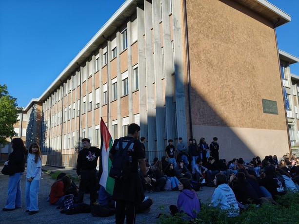 Volantinaggio di Gioventù Nazionale all'Einstein, tensioni tra studenti e i giovani di destra Volantinaggio di Gioventù Nazionale all'Einstein, tensioni tra studenti e i giovani di destra