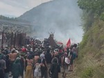 Guerriglia al cantiere Tav e camionette in fiamme: bufera politica sull'Alta Felicità
