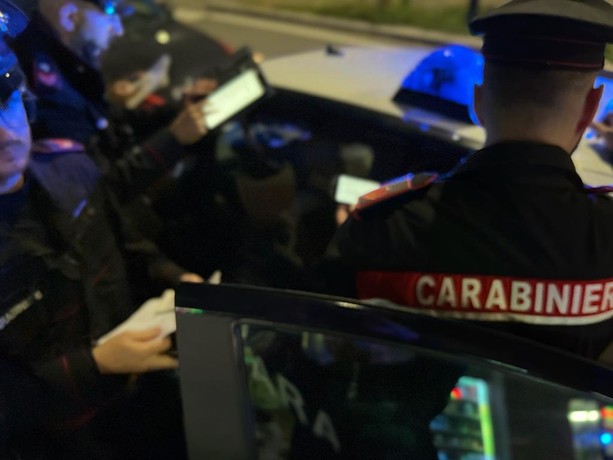 Palpeggia, tenta di baciare e molesta due ragazze: i carabinieri di Pinerolo lo arrestano Palpeggia, tenta di baciare e molesta due ragazze: i carabinieri di Pinerolo lo arrestano