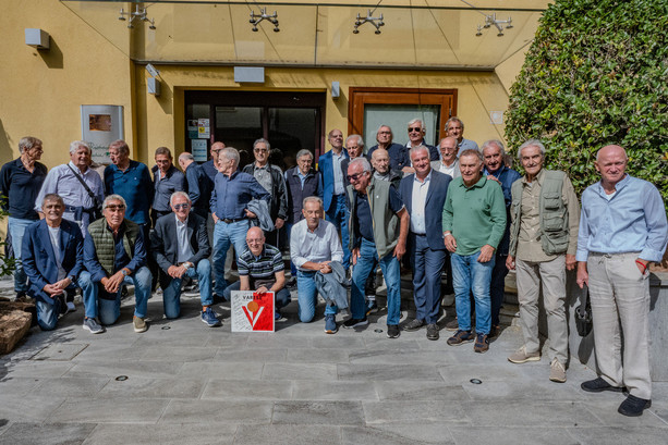 Bentornato al grande Varese che "strappava" il cuore alla città e lo faceva battere all'unisono. Donata la maglia numero 300 a Marotta e la 28 a Chicco Prato Bentornato al grande Varese che "strappava" il cuore alla città e lo faceva battere all'unisono. Donata la maglia numero 300 a Marotta e la 28 a Chicco Prato