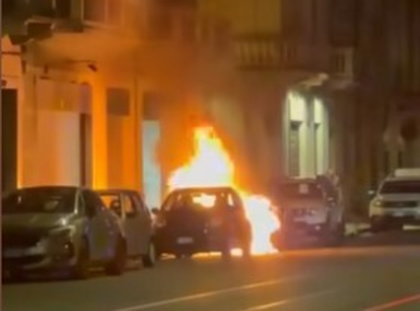 Un'auto esplode nella notte, momenti di paura in via Di Nanni Un'auto esplode nella notte, momenti di paura in via Di Nanni