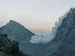 Paura sul Monviso per una vasta frana verificatasi nei pressi del rifugio Quintino Sella. Ricerche in corso per un escursionista