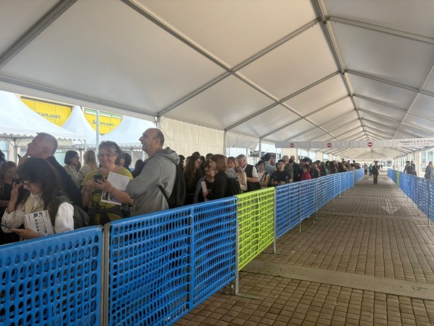 Salone del Libro 2025 nel segno delle code e delle attese: ecco chi sono i protagonisti presi d'assalto [FOTO]