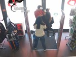 Furti in serie nei negozi di Albenga: due donne arrestate con giacconi pesanti e borse piene di refurtiva