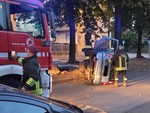 Schianto in via Plava, auto si ribalta e il conducente scappa: è caccia al pirata Schianto in via Plava, auto si ribalta e il conducente scappa: è caccia al pirata