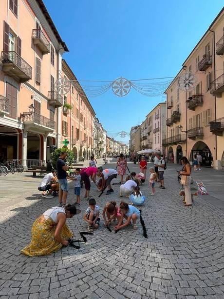 Cuneo si veste della bellezza dell’Infiorata: un tappeto di petali per accogliere la Madonna del Carmine (Foto Gallery) Cuneo si veste della bellezza dell’Infiorata: un tappeto di petali per accogliere la Madonna del Carmine (Foto Gallery)