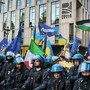 Corteo del 25 Aprile: tensioni tra manifestanti, pro Europa e polizia alla fiaccolata della Liberazione [VIDEO ]
