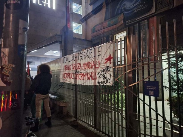 Presidio davanti alla Rai contro Italia-Israele: &quot;Meglio senza Mondiali che complici di criminali&quot;