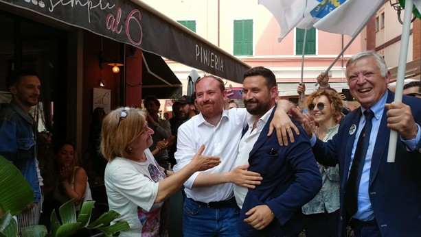 Ventimiglia: parata in città per il neo sindaco Flavio Di Muro, l'abbraccio con l'avversario e la festa (Foto e Video)
