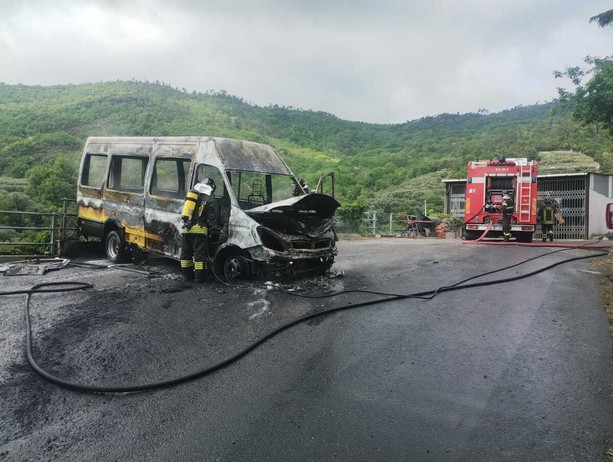 Scuolabus in fiamme a Giustenice, mezzo distrutto: nessun ferito  (FOTO)