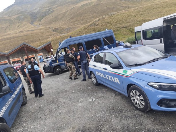 Limone Piemonte, la Polizia di frontiera insegue auto per oltre 30 chilometri: fermata in Francia con nove migranti irregolari a bordo [VIDEO]