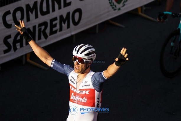 Jasper Stuyven trionfa sul rettilineo di via Roma, sua la Milano-Sanremo 2021 (le foto della volata)
