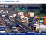 Incidente con un mezzo pesante sull'Autostrada dei Laghi, lunghissime code verso Milano