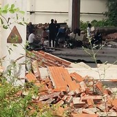 Ex Gondrand, i disperati bivaccano tra i ruderi della fabbrica: &quot;Quando finirà l'incubo?&quot;