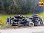FOTO. Camion si ribalta a Viggiù, illeso l'autista
