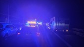 Ancora uno schianto nella notte sulla A12, muore motociclista di 42 anni