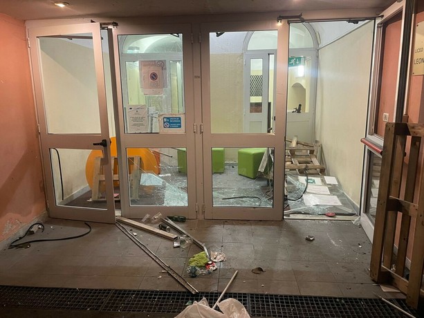 Raid al liceo Leonardo da Vinci: irruzione notturna di un gruppo di giovani, scritte fasciste e vandalismi Raid al liceo Leonardo da Vinci: irruzione notturna di un gruppo di giovani, scritte fasciste e vandalismi