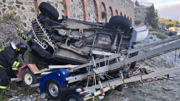 Celle Ligure, auto sfonda la ringhiera e precipita sul porticciolo Cala Cravieu: ferito un 67enne (FOTO e VIDEO)