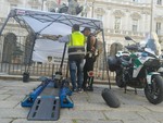E-bike e monopattini a tutta velocità: a Torino controlli sui motori "truccati" [VIDEO]
