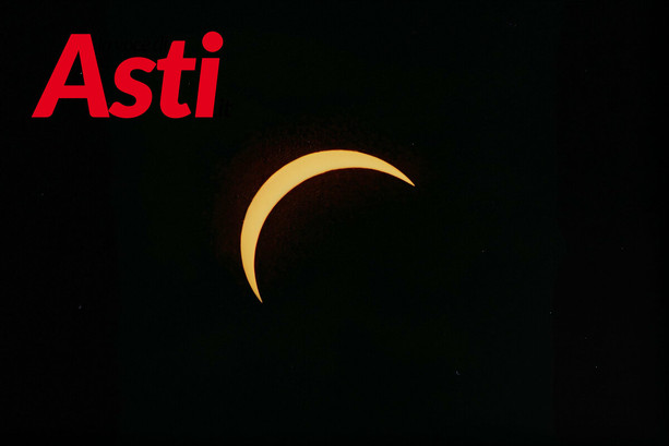 Anche nell'Astigiano tutti "con il naso all'insù" per ammirare l'eclissi [GALLERIA FOTOGRAFICA]