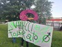 Via Gressoney blindata per Vannacci: clown e striscioni contro il generale