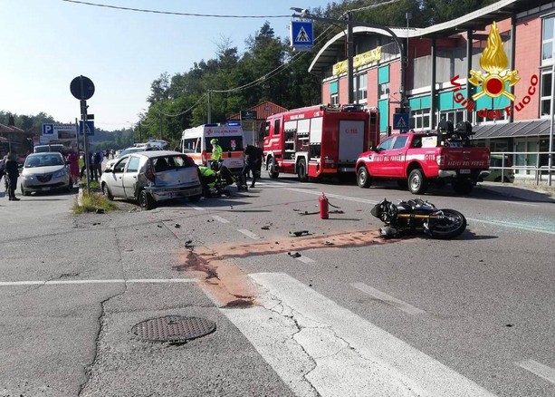 FOTO. Vergiate, scontro tra un'auto e una moto sul Sempione: paura per un trentacinquenne ferito FOTO. Vergiate, scontro tra un'auto e una moto sul Sempione: paura per un trentacinquenne ferito