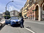 Savona, senzatetto crea allarme in via Venezia: deferito per violenza e minacce