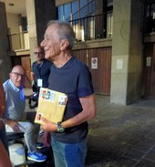 Roberto Vecchioni sostiene la battaglia contro le corride: presidio prima del concerto ad Asti Musica