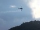 Mombracco, nuovo fronte di fiamme: elicottero regionale in azione [FOTO]