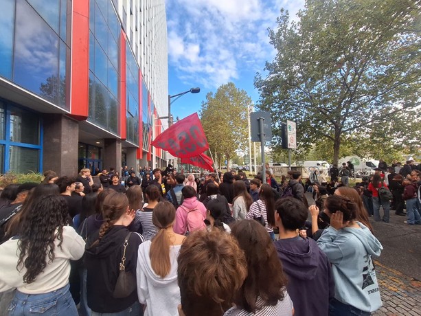 Torino, gli studenti sfidano Valditara: corteo sotto la Città Metropolitana Torino, gli studenti sfidano Valditara: corteo sotto la Città Metropolitana