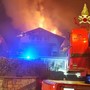 FOTO. Notte di fuoco a Ranco: abitazione in fiamme, due intossicati