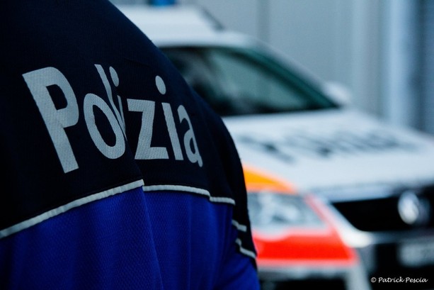 Rapina armata a un distributore di benzina: bandito fugge in scooter, caccia aperta nel Luganese