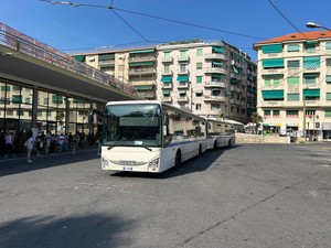 Controlli sui bus e sicurezza, la Provincia rinnova l'intesa con Riviera Trasporti: pattuglie a bordo