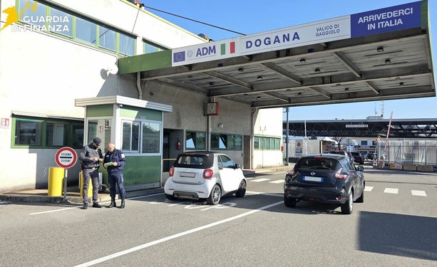 Al valico di Gaggiolo intercettati dalla Guardia di Finanza di Varese una borsa e un foulard da 23 mila euro non dichiarati Al valico di Gaggiolo intercettati dalla Guardia di Finanza di Varese una borsa e un foulard da 23 mila euro non dichiarati