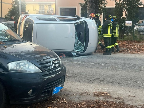 Si ribalta con l'auto a Busto: ferito un 74enne